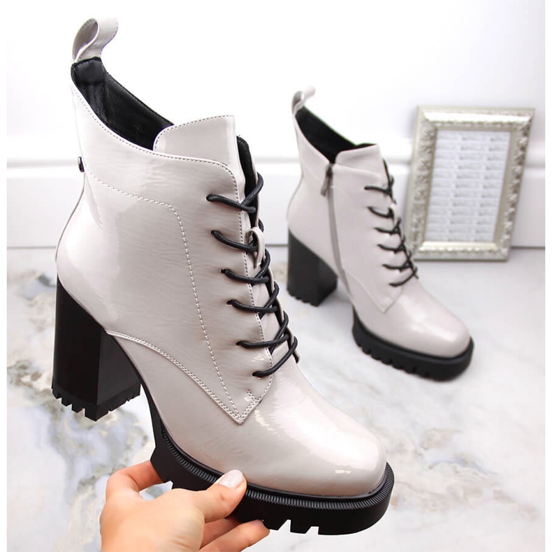 Botins femininos envernizados e isolados cinza por S.Barski 1