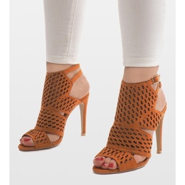 Botas de camelo perfuradas em um pino 238-5 marrom 2