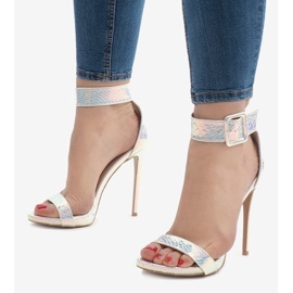 Sandálias prateadas iridescentes de salto alto L1543 prata 1