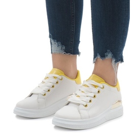 Tênis branco na plataforma 353 1