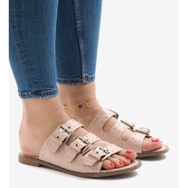 Chinelos rosa com tachas e uma fivela F-3659 1