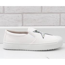 Tênis branco slip-on com uma estrela JT28-41 1