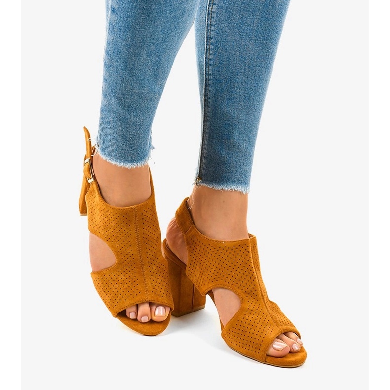 Sandálias camelo perfuradas com corte 99-33A marrom 1