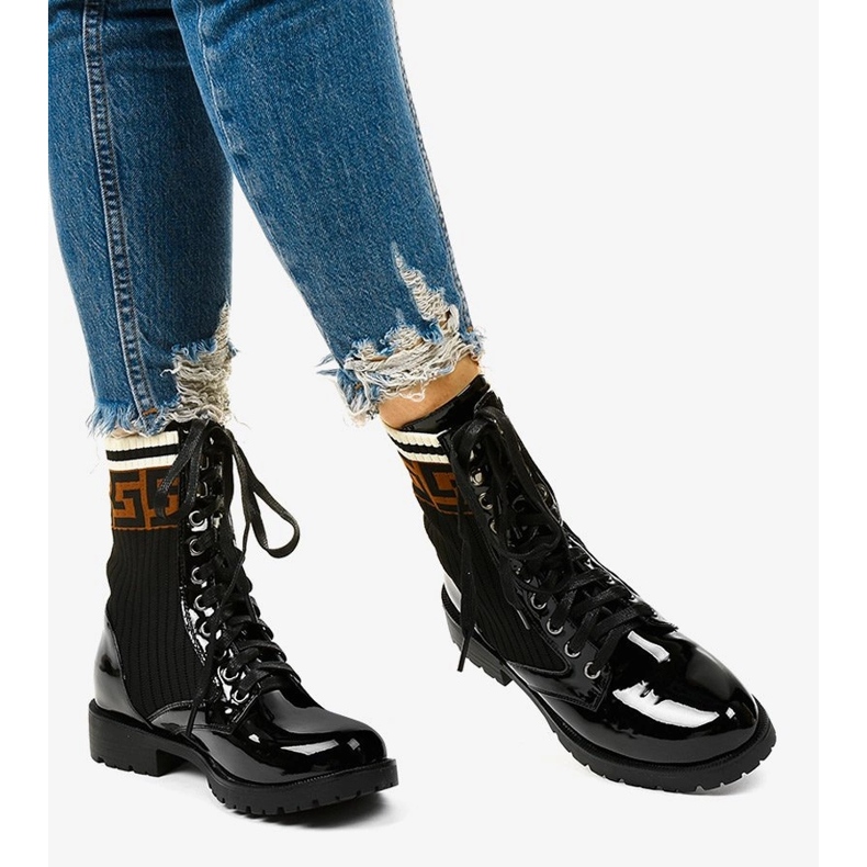 Botas de laca preta com meia Gwynn bege 1