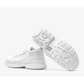 Tênis branco em uma sola Makenna grossa 1