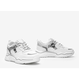 Tênis branco em uma sola grossa com um padrão de pele de cobra Anika 1