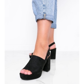 Sandálias pretas no poste da Chikie preto 1