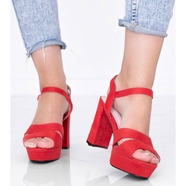 Sandálias vermelhas no posto de Kimmie vermelho 1