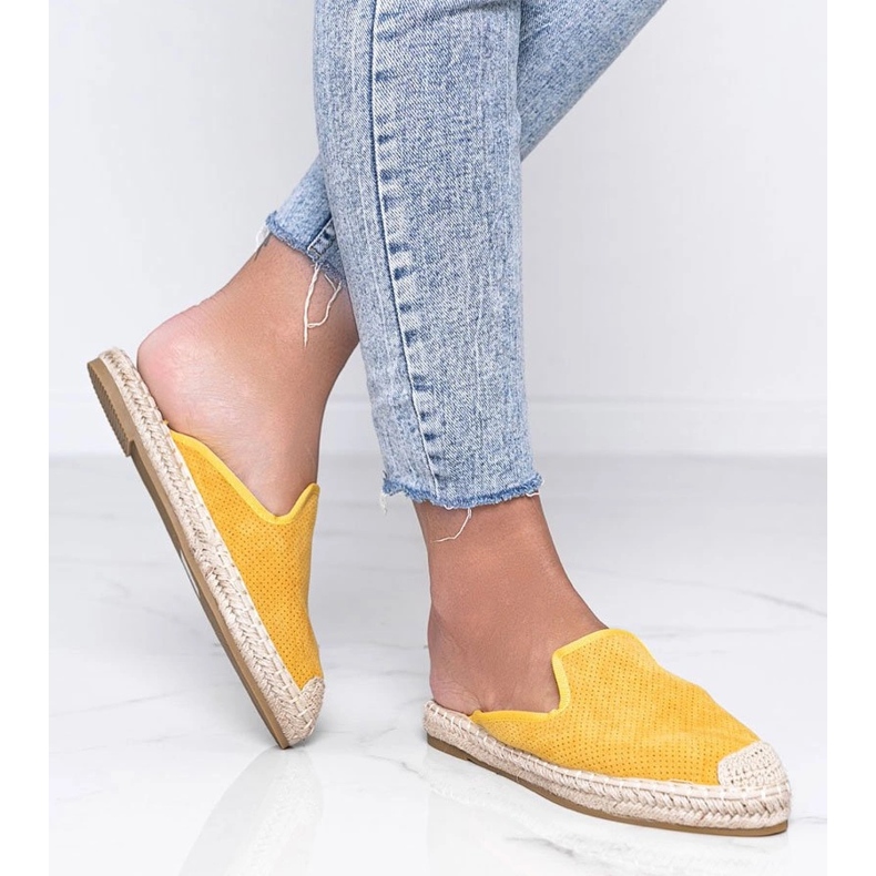 Chinelos amarelos com frente Kinshasa embutida 1