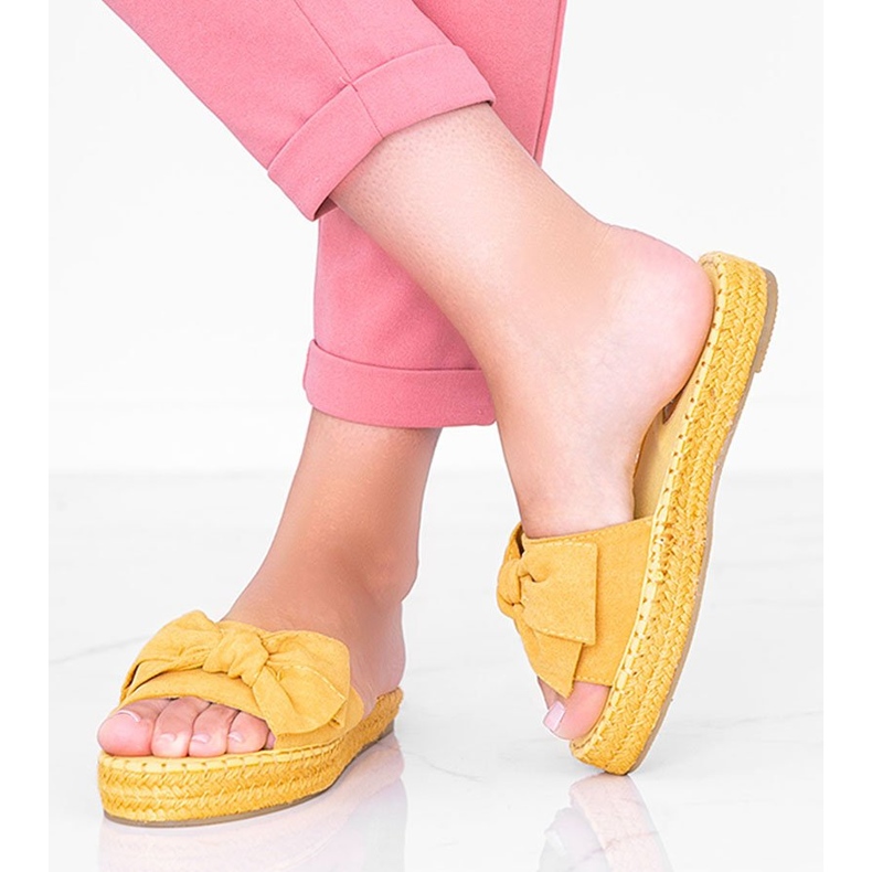 Chinelos de mostarda com laço de pílulas amarelo 1 Chinelos de mostarda com laço de pílulas amarelo 1