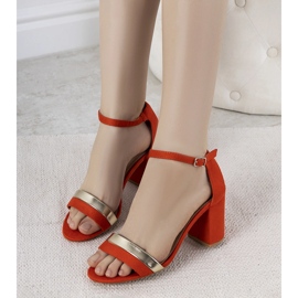 Sandálias laranja no poste Kino 1