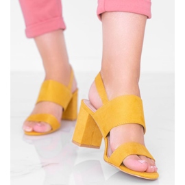 Sandálias de mostarda no post Lil Sweetie amarelo 1