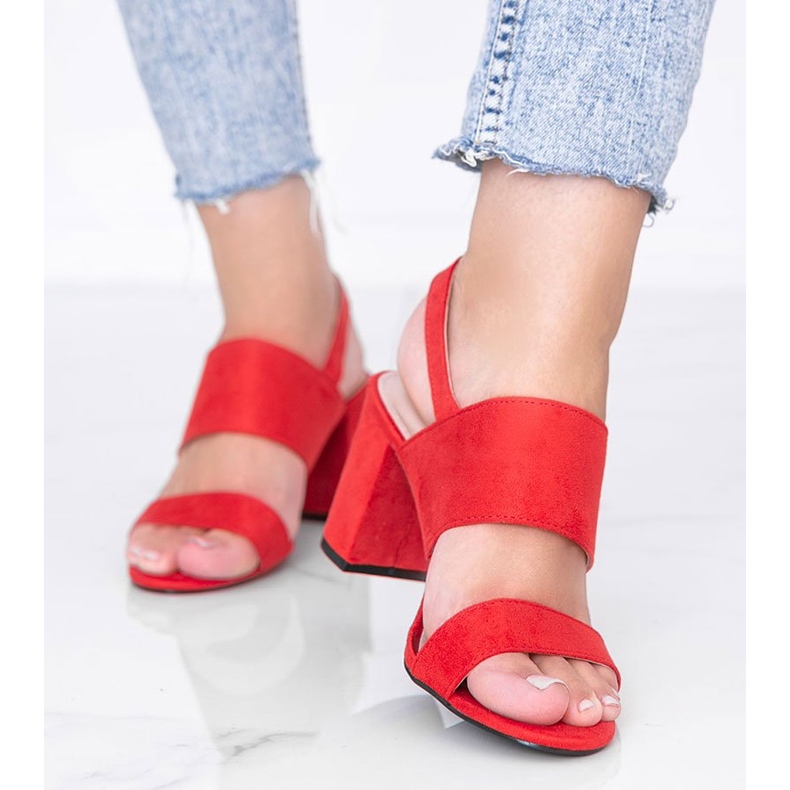 Sandálias vermelhas no posto de Lil Sweetie vermelho 1