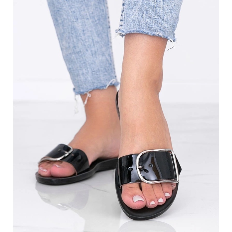 Chinelos laqueados pretos laura 1