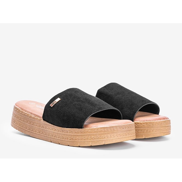 Chinelos pretos na plataforma 1