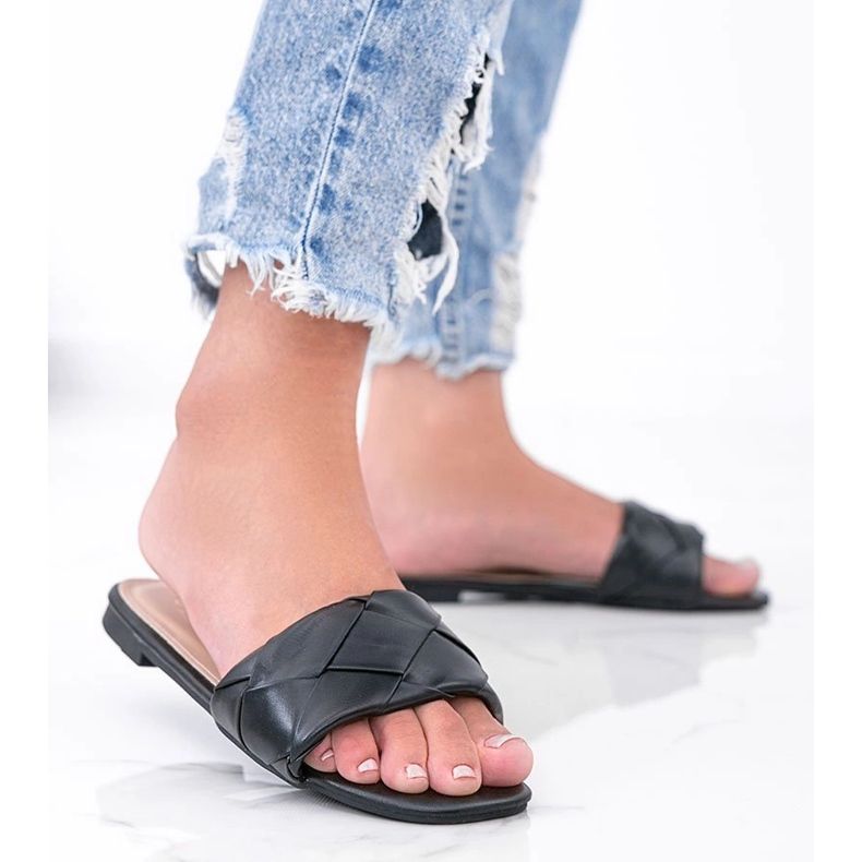 Chinelos pretos com parte superior trançada de Iren 1