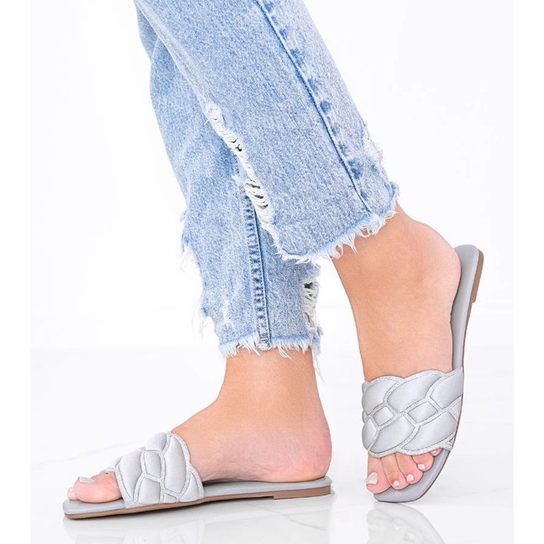 Chinelos cinza com uma parte superior decorativa Stormi 1