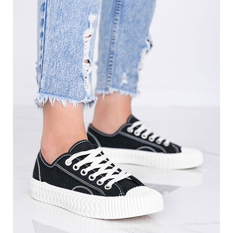 Tênis feminino preto com sola Nolita grossa 1