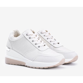 Tênis de cunha bege com um padrão Dianne trançado 1