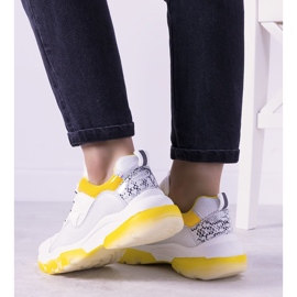 Tênis brancos e amarelos com sola ombre 2 Tênis brancos e amarelos com sola ombre 2