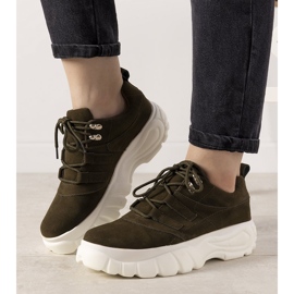 Tênis esportivos verdes com sola alta Justika 1