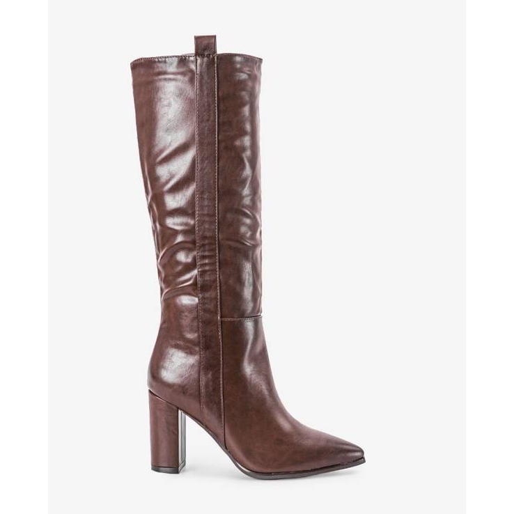 Botas marrons no posto de Fily marrom 1
