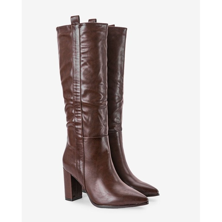Botas marrons no posto de Fily castanho 2