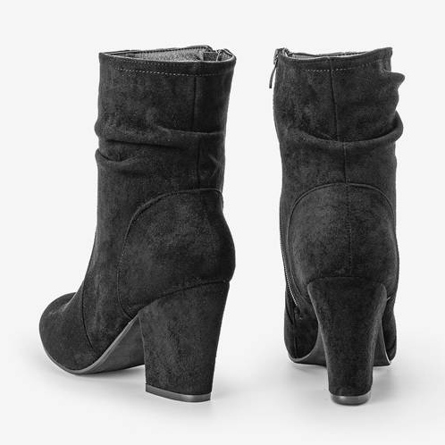 Botins pretos no poste das Lines 1