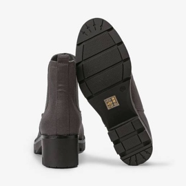 Botas cinza na postagem de outono 2