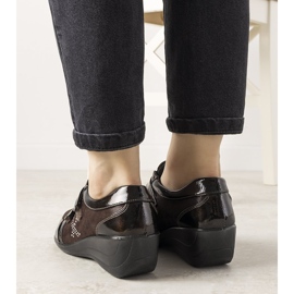 Sapatos marrons no salto baixo de cunha Tiffy castanho 1