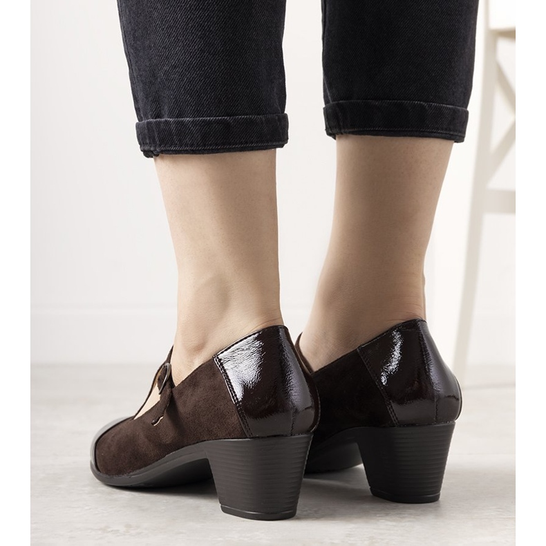 Sapatos marrons em um pilar com biqueira de sobremesa envernizada marrom 1