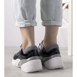 Tênis preto com sola alta 1