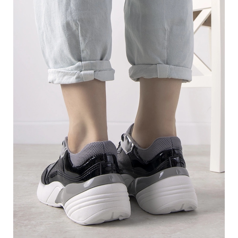 Tênis preto com sola alta 1