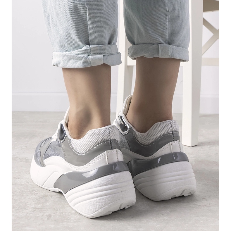 Tênis prateado com sola alta branco 1