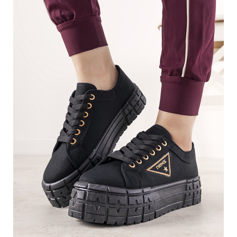 Tênis preto em sola grossa de Giselle 1