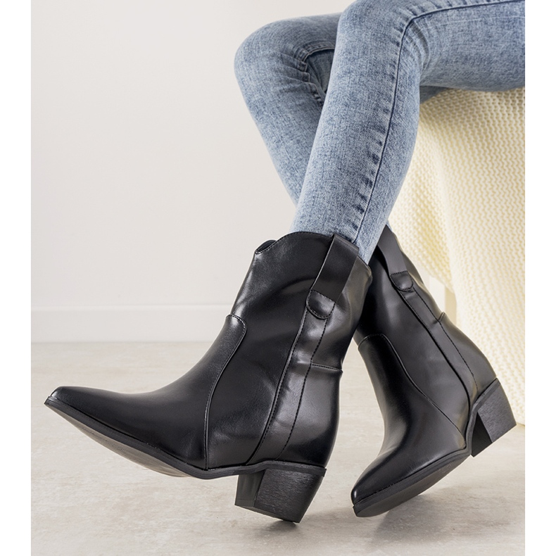 Botas de cowboy pretas em um poste Perlage preto 1