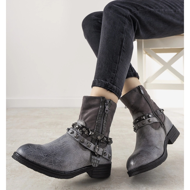 Botas cinza com faixa de cabelo Elffie cravejada 1 Botas cinza com faixa de cabelo Elffie cravejada 1