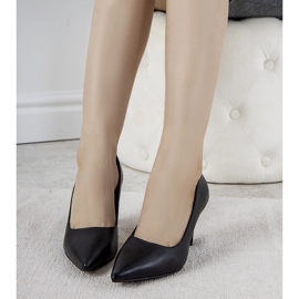 Sapatos pretos em um salto grosso de folga 1