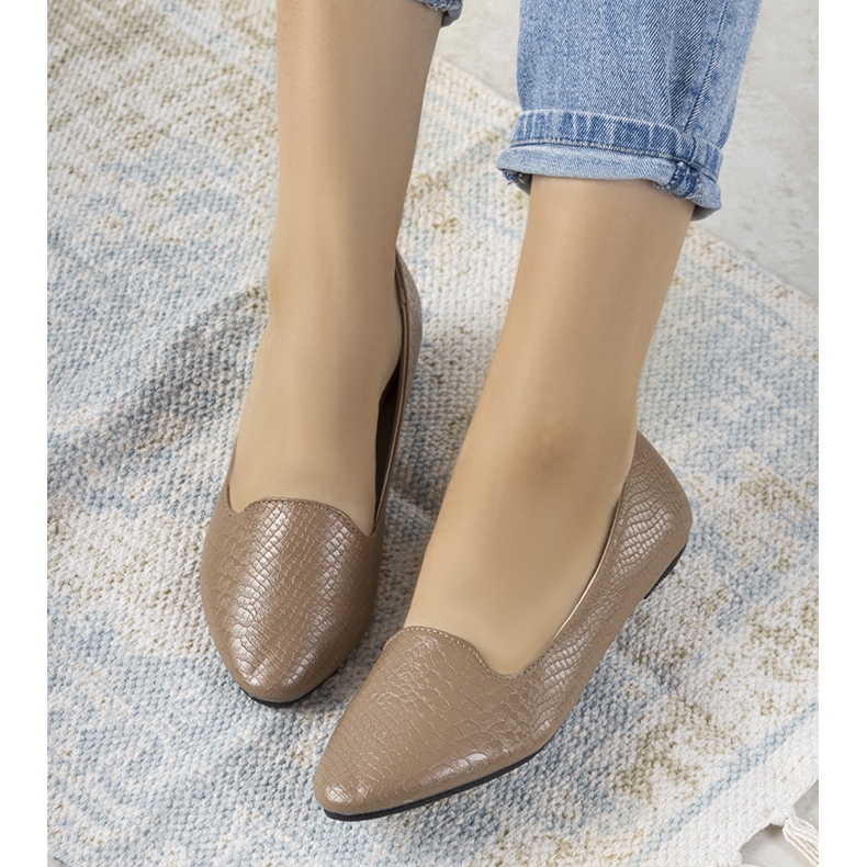 Bailarinas marrons no padrão de pele de crocodilo de Aupra bege 1 Bailarinas marrons no padrão de pele de crocodilo de Aupra bege 1