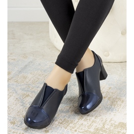 Sapatos azul marinho no posto de Villareal 2