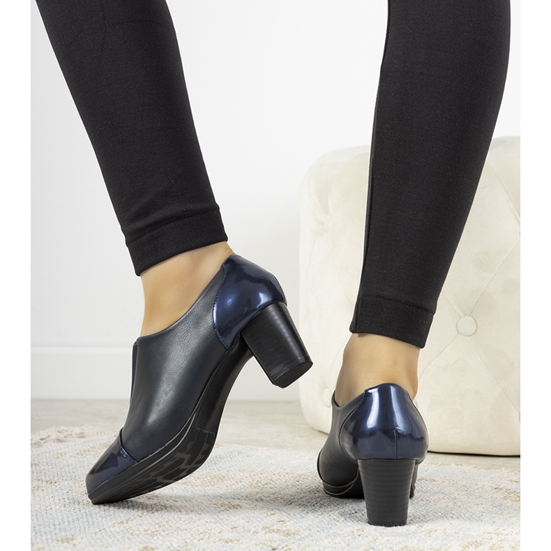 Sapatos azul marinho no posto de Villareal 1