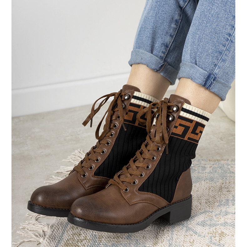 Botas marrons com meia da Alanis marrom 1