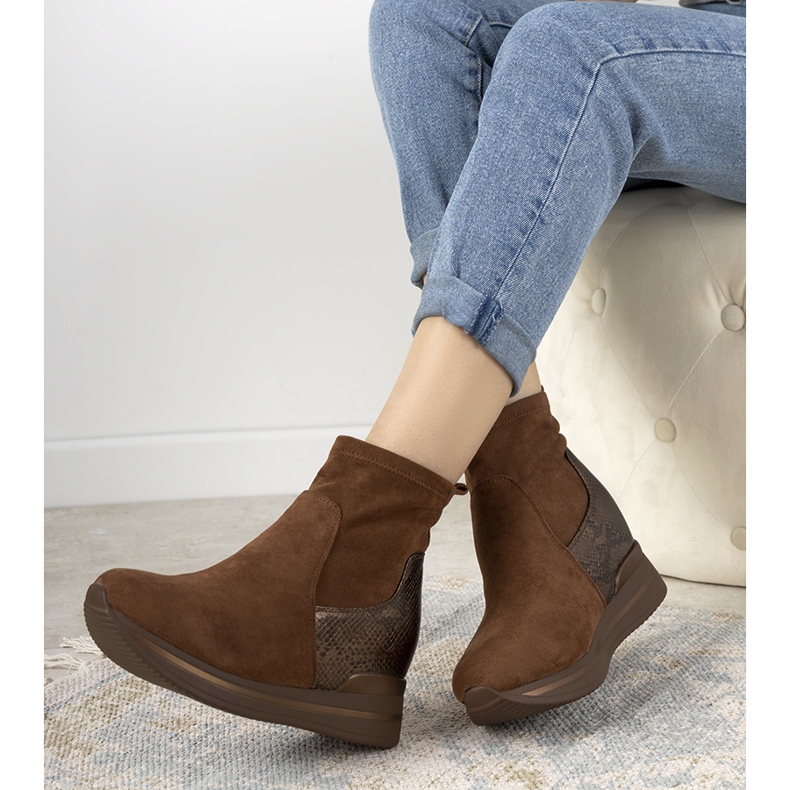 Tênis marrom com uma inserção de pele de cobra Garibay castanho 1 Tênis marrom com uma inserção de pele de cobra Garibay castanho 1