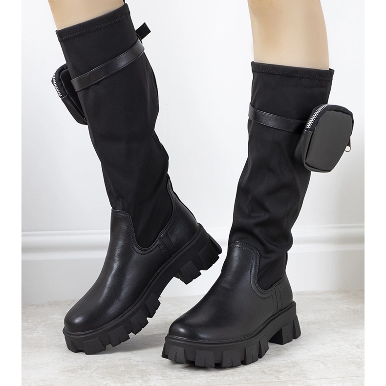 Botas pretas com um sachê Joly preto 1