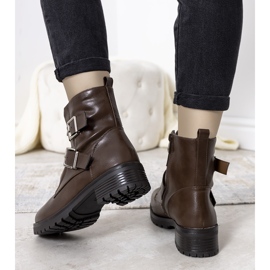 Botas marrons Santos com fecho decorativo marrom 1