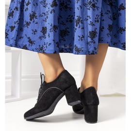 Sapatos pretos no poste Bird 2