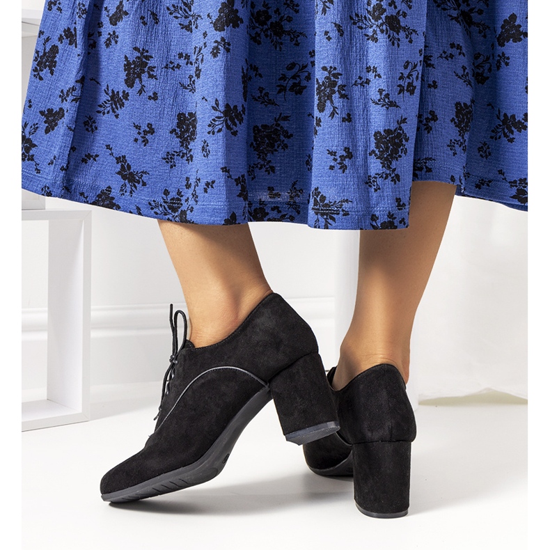 Sapatos pretos no poste Bird 2