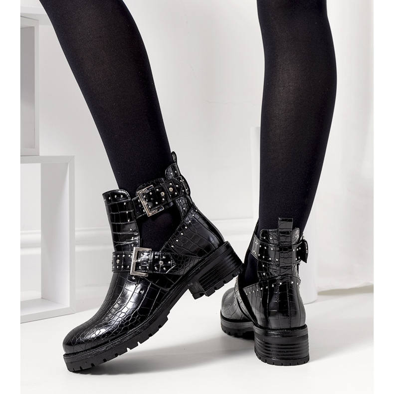 Botas brancas com recortes da Rolen preto 2 Botas brancas com recortes da Rolen preto 2