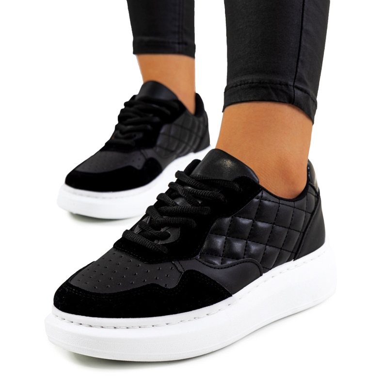 Tênis preto na plataforma Gasperi 1