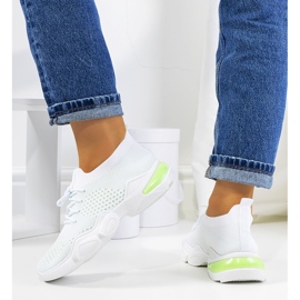 Tênis esportivos brancos e verdes 1